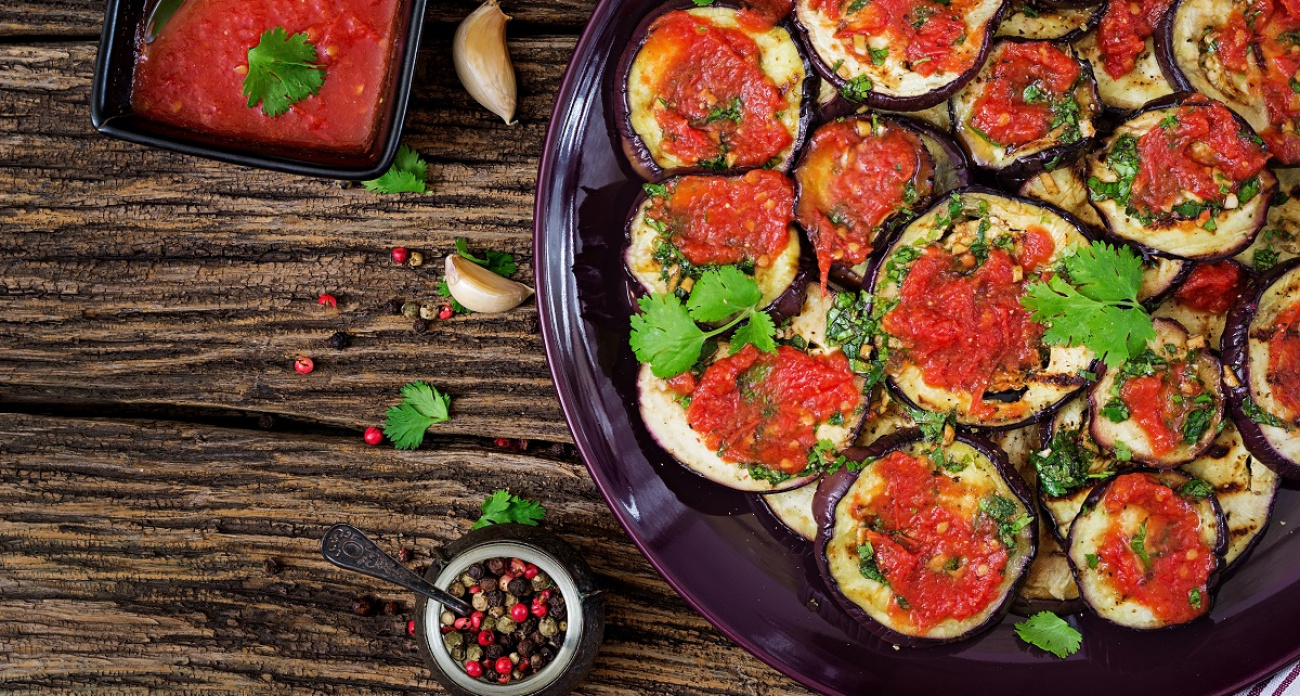 Турецкий повар раскрыл секрет баклажанов с целым чесноком: овощи томятся 30 минут, а мясоеды забывают о стейках