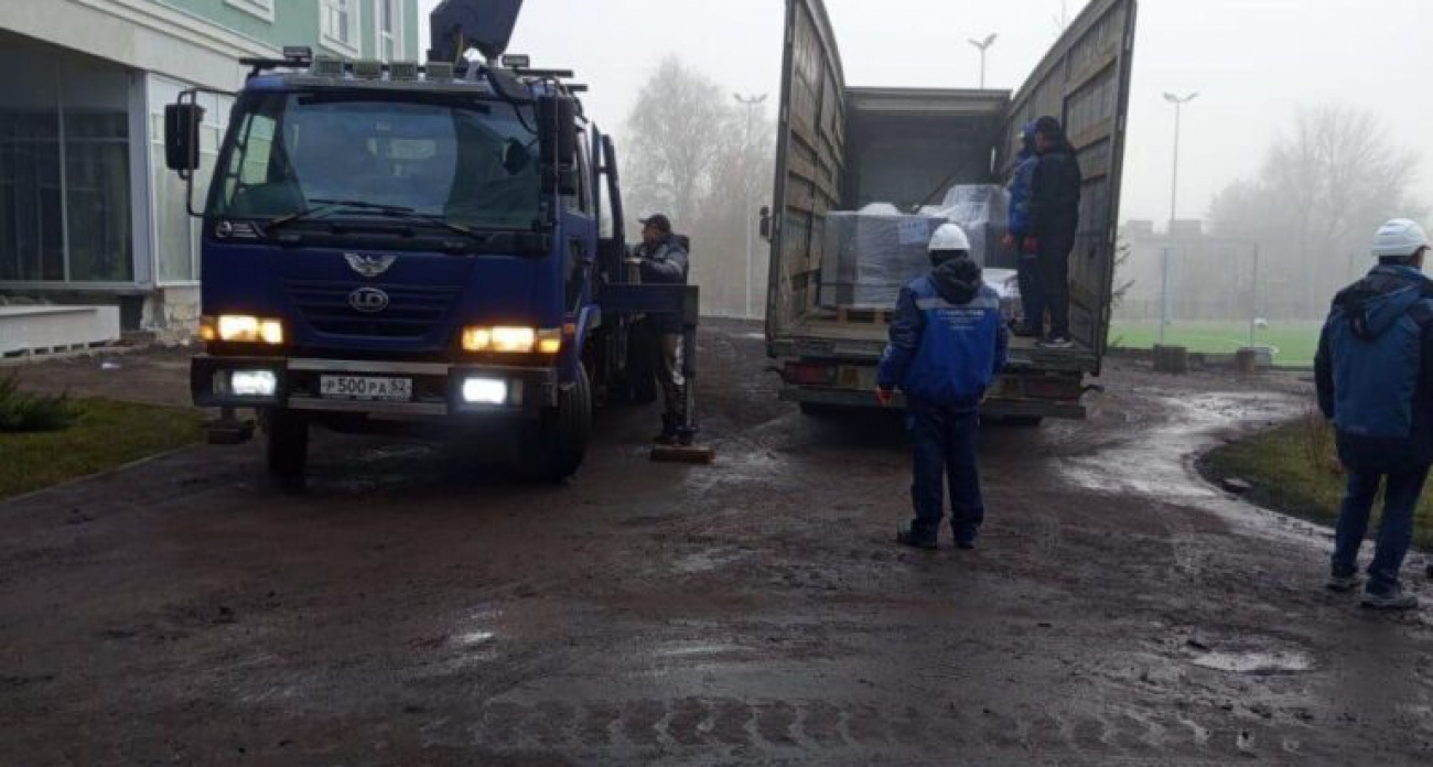 Долгострой школы Молева в Дзержинске: 103 рабочих монтируют оборудование для бассейна