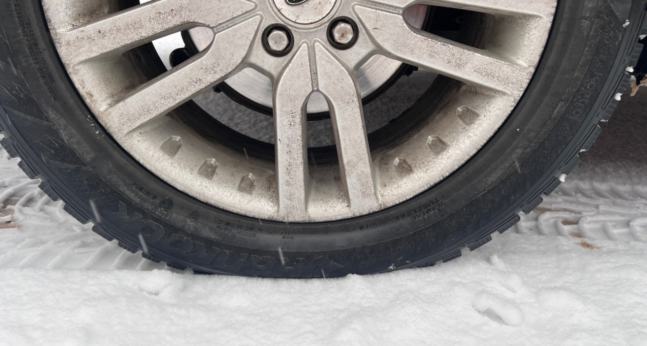 Забудьте про «2 атмосферы»: этот совет убивает вашу подвеску и кошелек. Разбираем правильный подход к давлению в шинах