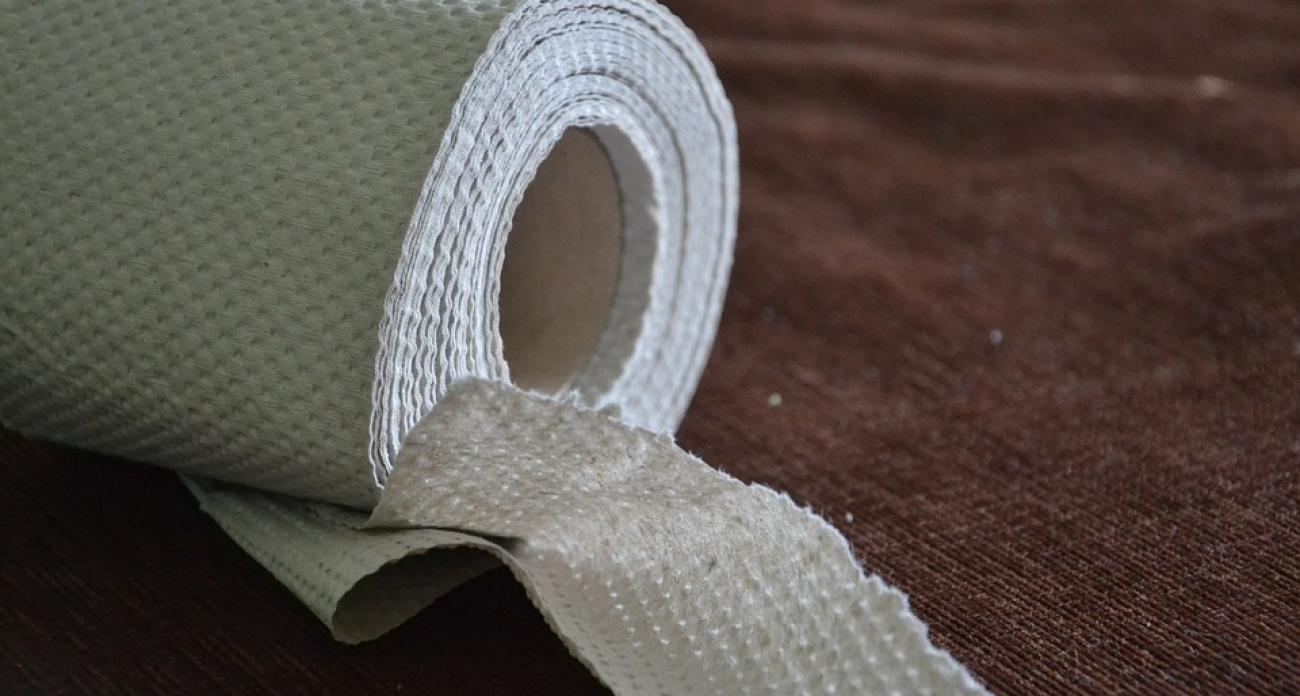 Забыла про холод на подоконнике: обычная туалетная бумага решила проблему сквозняков — теперь тепло даже в мороз