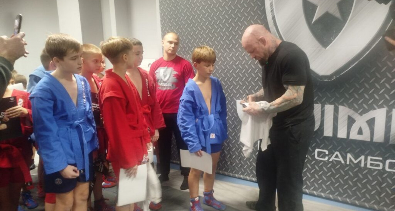 54-летний чемпион Джеффри Монсон провел тренировку с юными борцами в Дзержинске