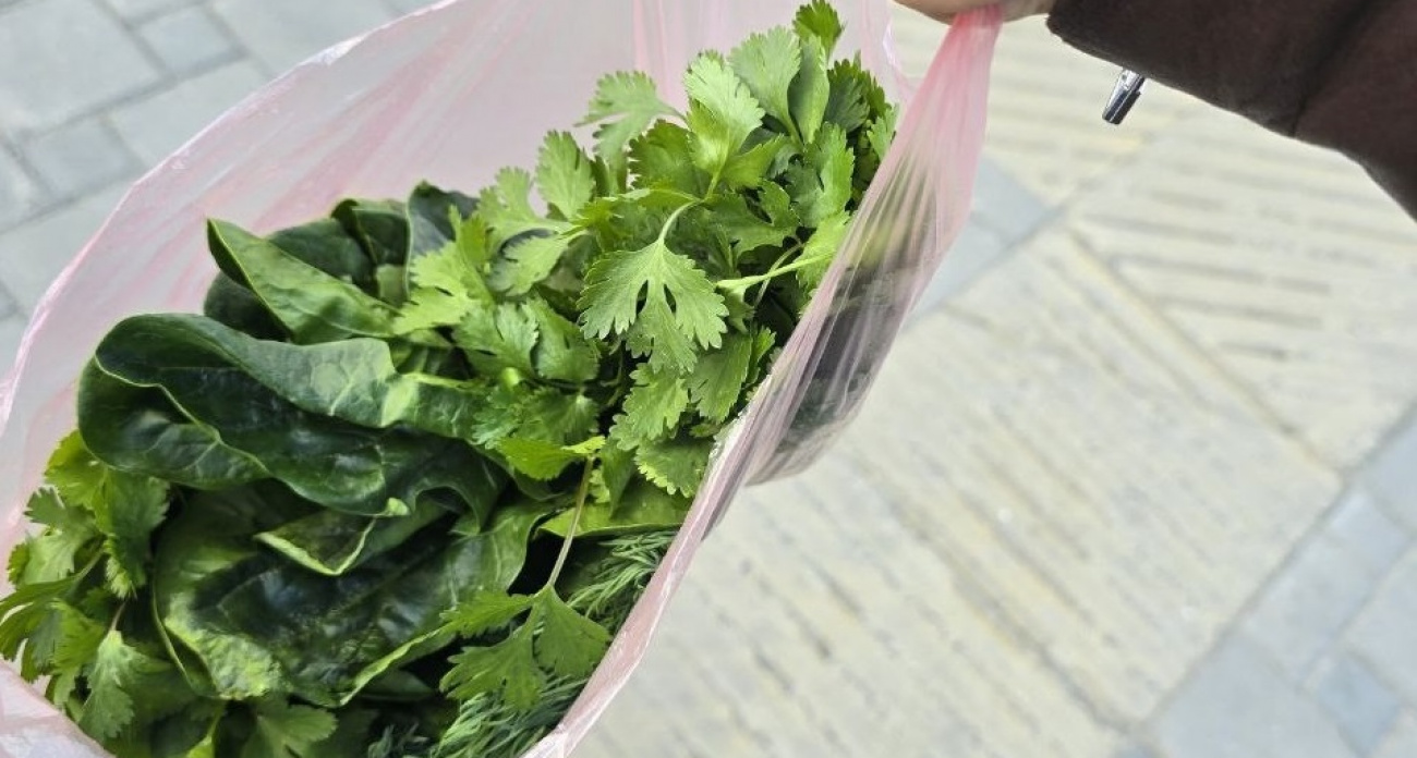 Зелень не завянет 3 недели: секрет, который шеф-повара скрывают от посетителей