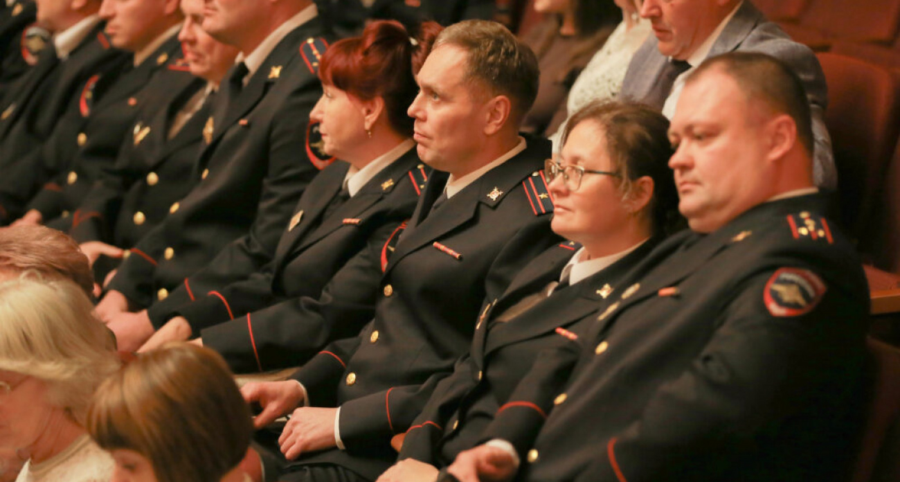 Дзержинских полицейских наградили за службу "в нынешних нелегких условиях"