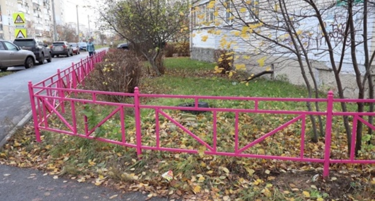 Депутат Дзержинска на свои деньги поставила ограждение во дворе по просьбе жителей