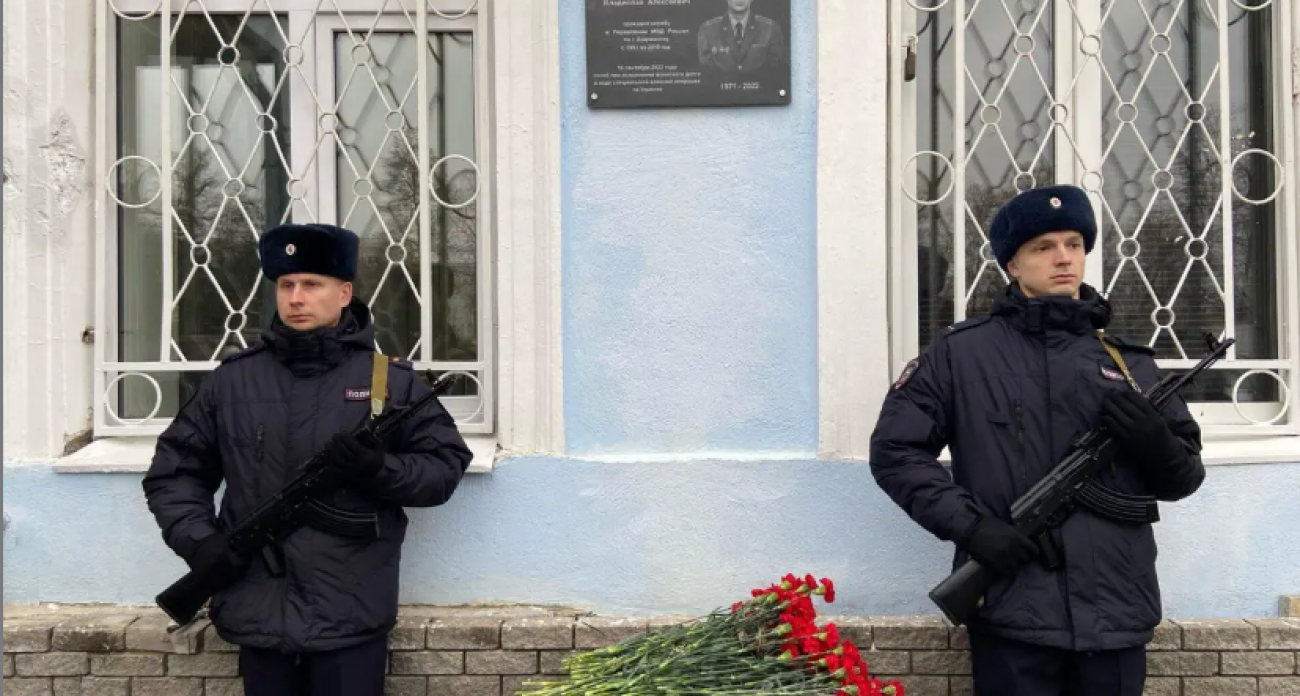 "И уводит за собой в незримый бой": в Дзержинске чтят память погибших милиционеров