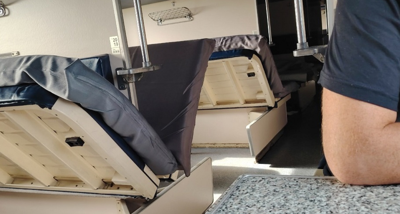 Забронировала купе на двоих с сыном, но проводница заселила туда еще трех рабочих - разбираемся, что творится с РЖД