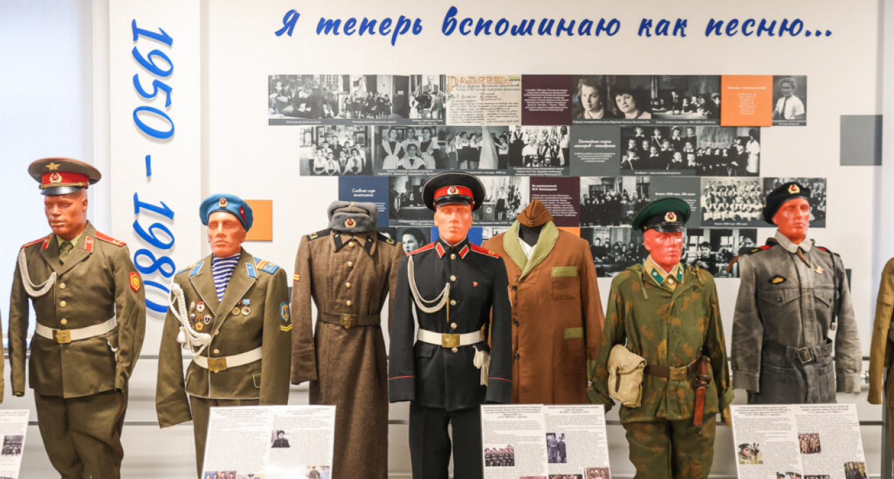 В дзержинской школе открыли уникальную выставку: от костюма подводника до униформы союзников СССР
