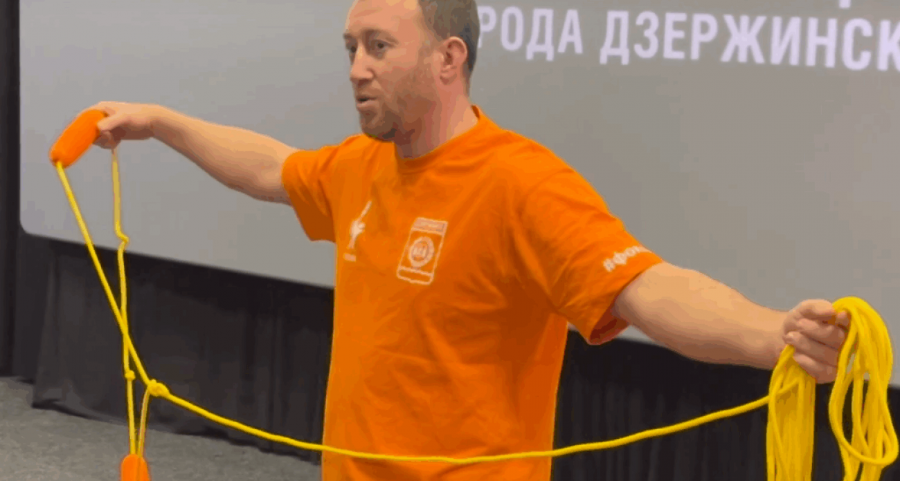 В дзержинском ФОК школьников учат спасать тонущих на реалистичных манекенах