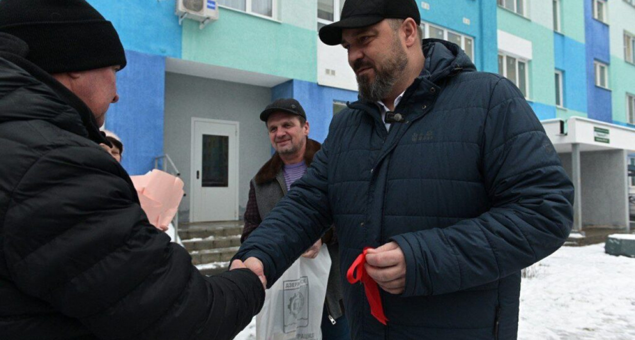 Три семьи из ветхих домов получили новогодний подарок — ключи от современных квартир в Дзержинске