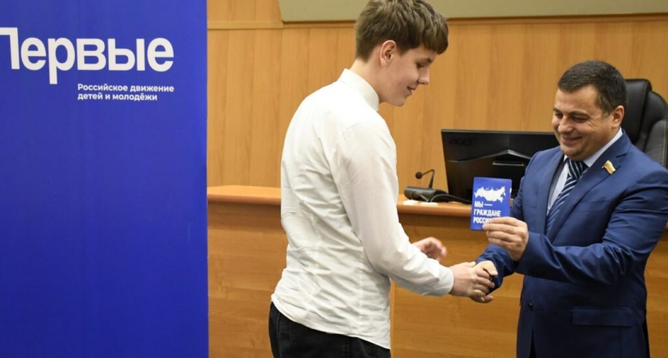 Депутат показал школьникам видео с благодарностью бойцов СВО и вручил паспорта в День Конституции