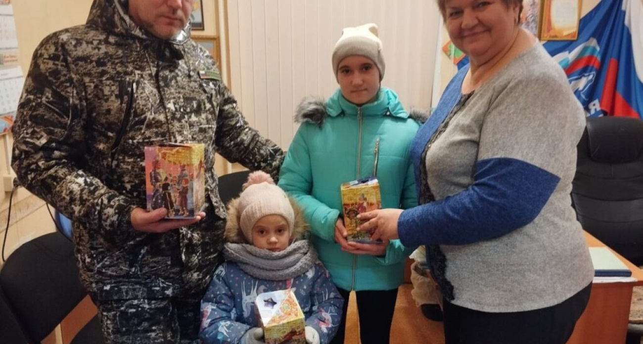 Депутаты Дзержинска стали "Дедами Морозами": колонки детсадам и сладости для сирот