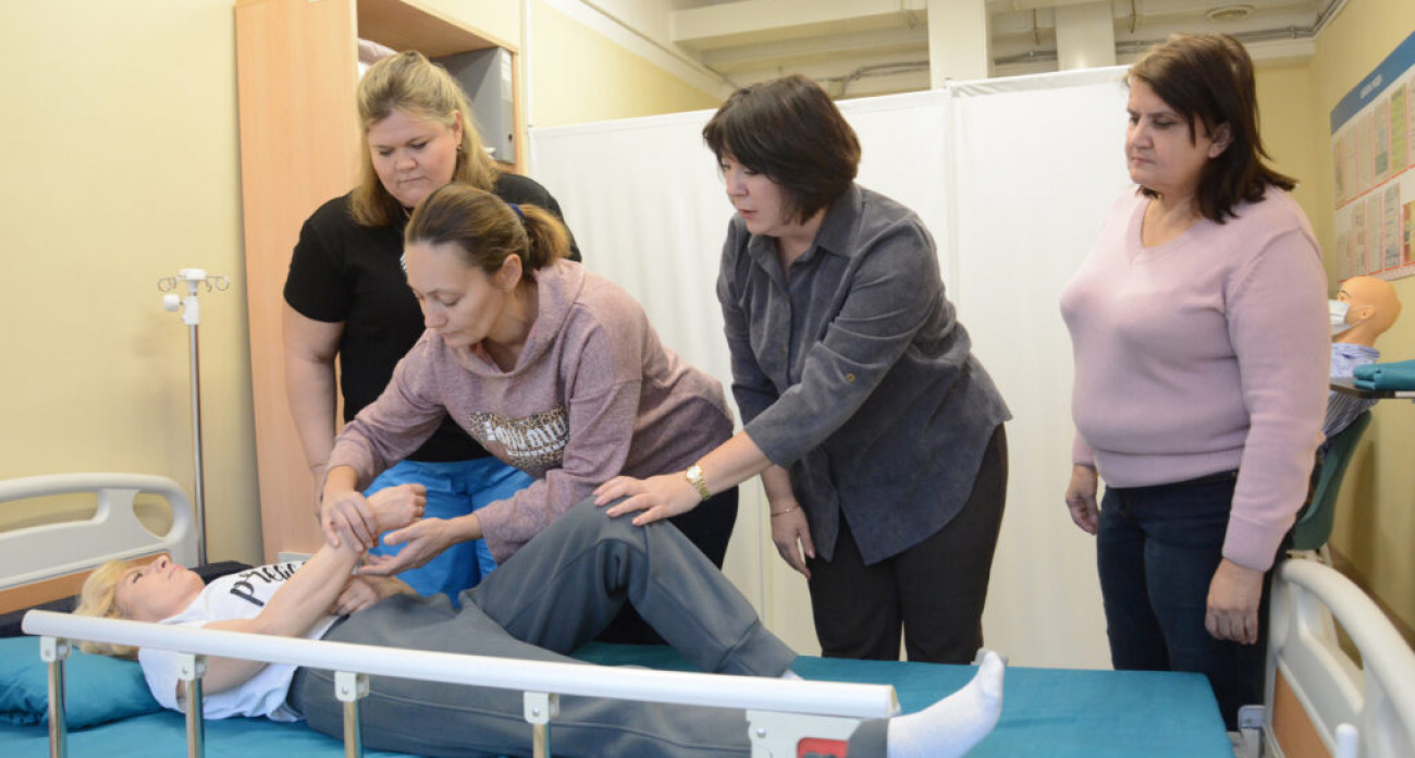 В Дзержинске открыли школу, где родственников учат ухаживать за маломобильными близкими