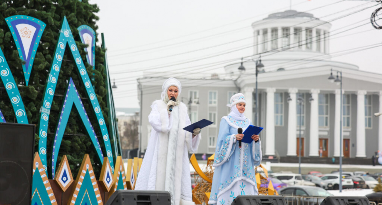 В Дзержинске зажглись 11 новогодних ёлок: главная красавица у стадиона "Химик" собрала сотни семей