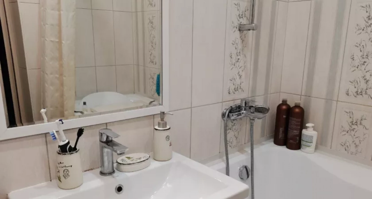 Зеркало в ванной перестало запотевать - открыла простой способ, который действительно помогает. Один секрет - и забудешь о проблеме