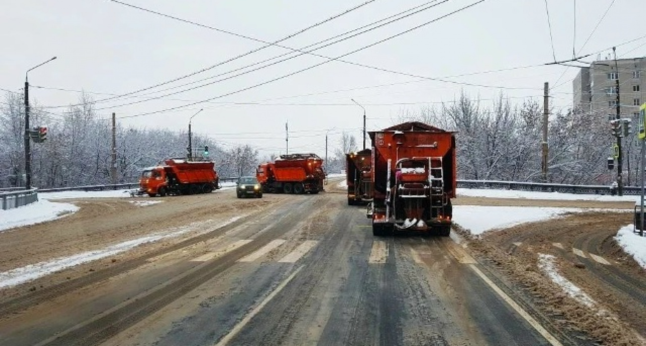 34 единицы техники и 90 человек убирают треть месячной нормы снега в Дзержинске