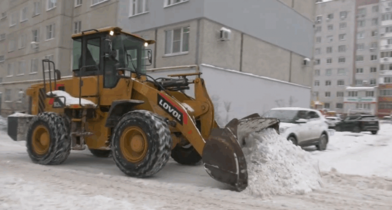 Глава Дзержинска обратился к автовладельцам: припаркованные машины срывают уборку снега во дворах