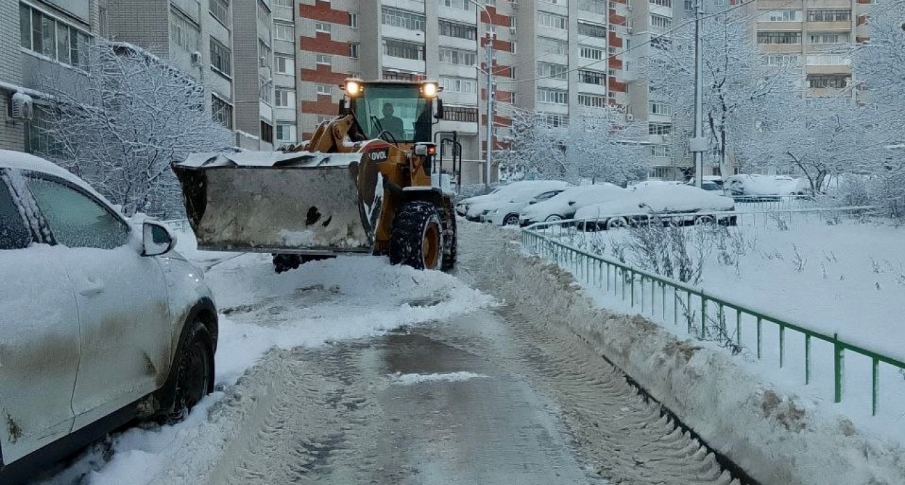 Одна машина во дворе блокирует уборку снега для всех жителей: УК Дзержинска просит следить за объявлениями