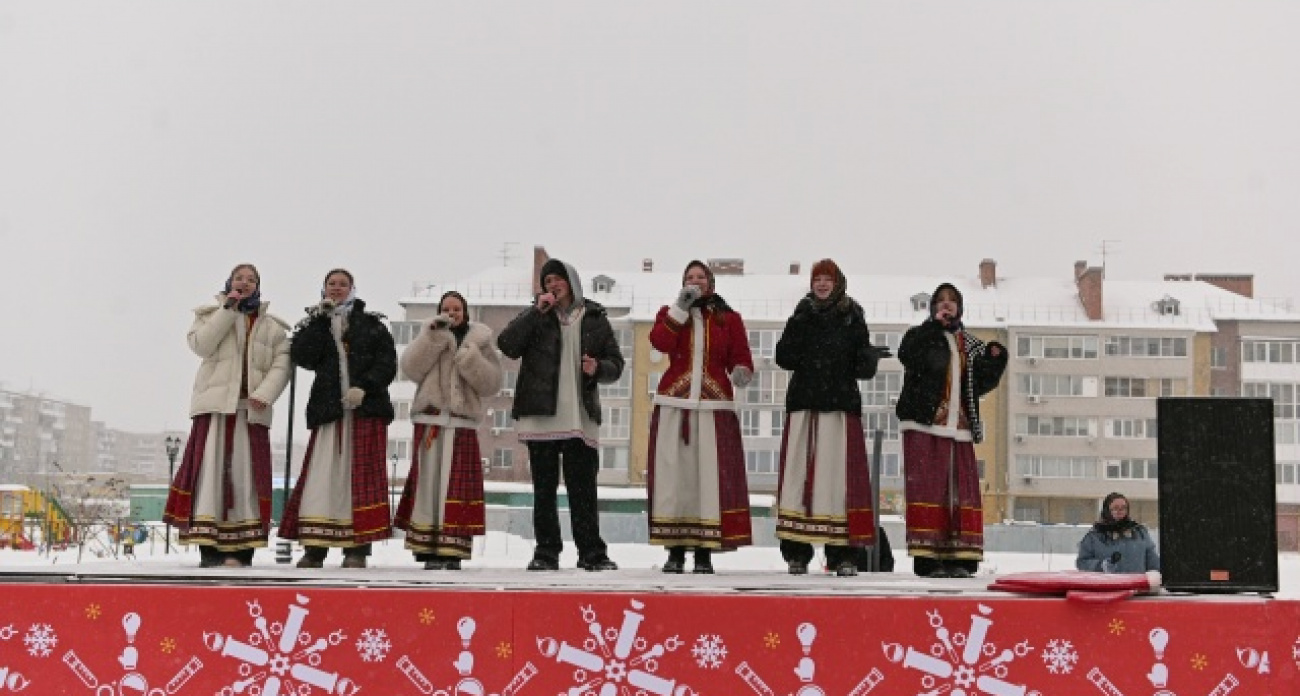 IX фестиваль "Рождественские встречи" объединил поколения у собора Дзержинска