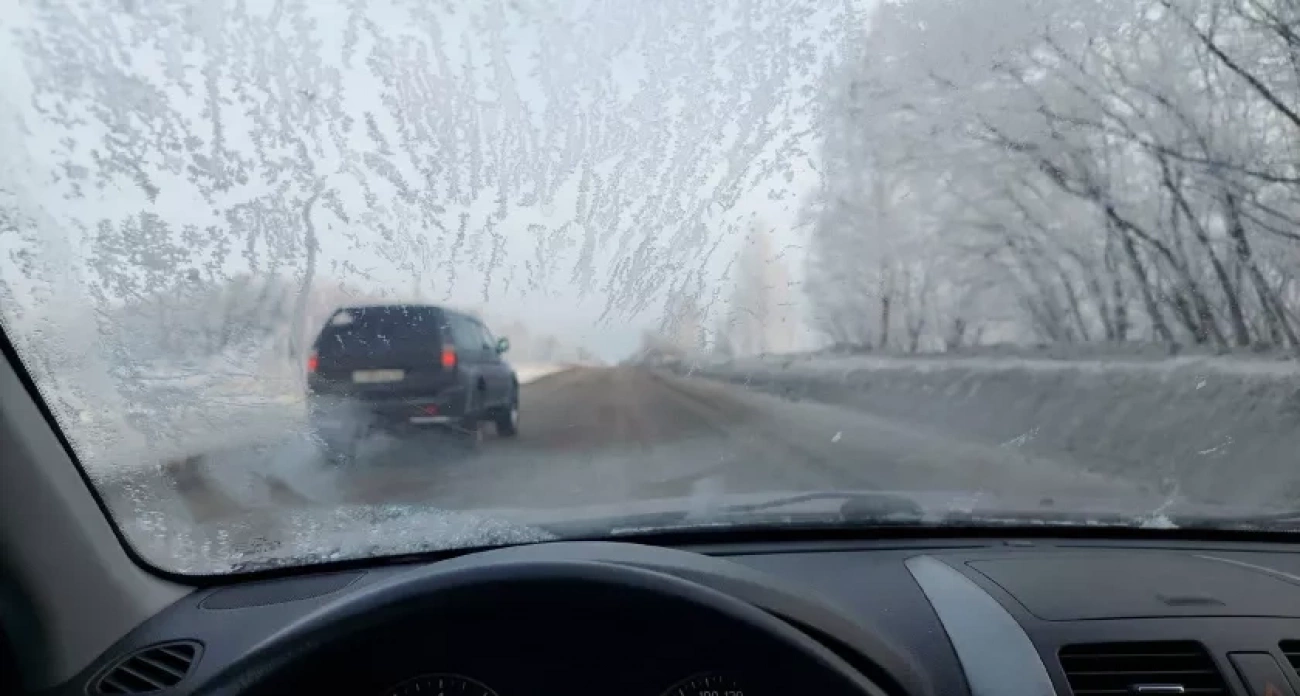 Забыли про запотевание окон в машине: положите обычный пакетик под стекло и забудьте о проблеме на всю зиму