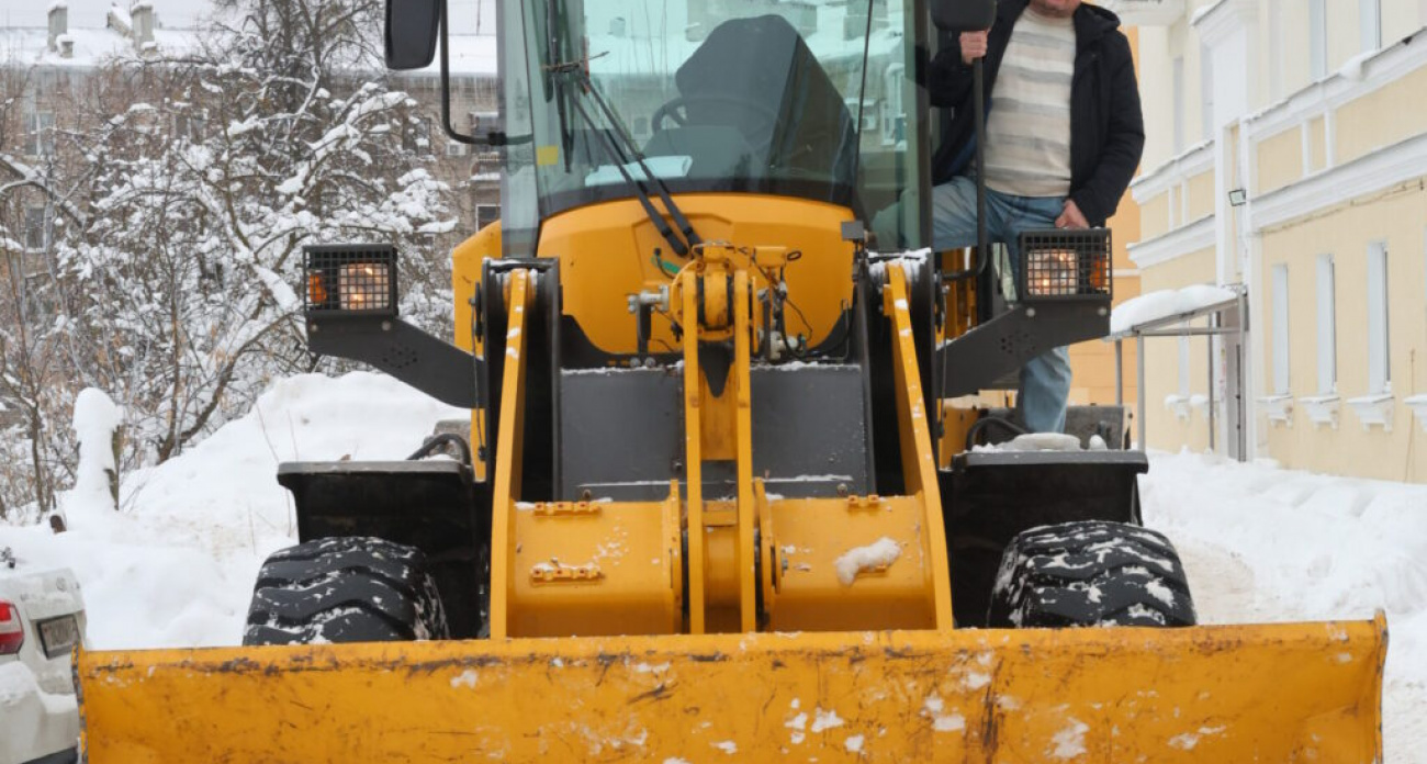 Полторы нормы снега: 50 машин работают ночами, чтобы вывезти 3600 кубометров