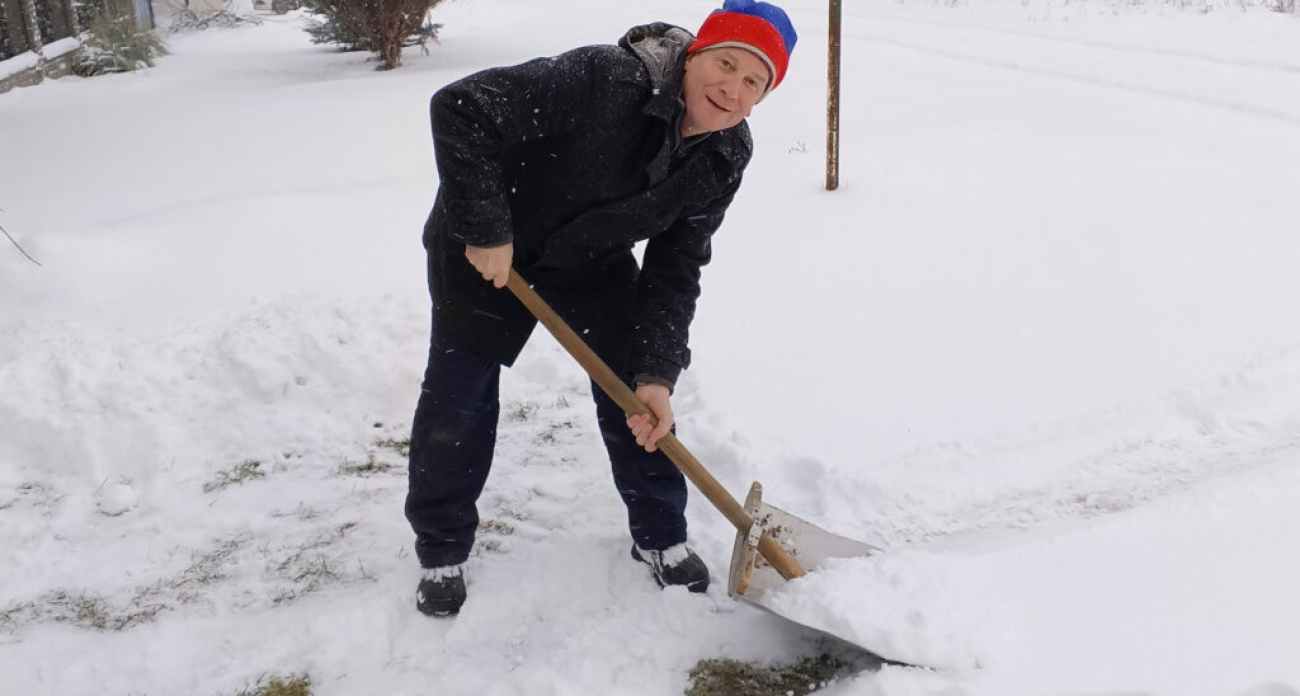"День лопаты": как россияне справляются с рекордным за 56 лет снегопадом, пока американцы сдаются