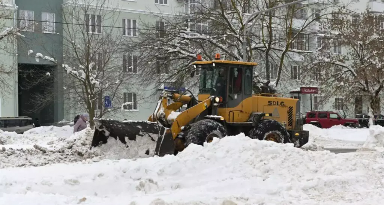30 тысяч кубометров снега под угрозой морозов: как Дзержинск спасает свои дороги от аномальных осадков