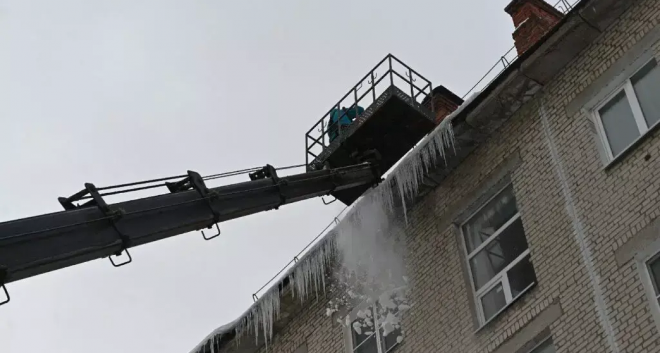 200 специалистов и промышленные альпинисты спасают Дзержинск от смертельных сосулек