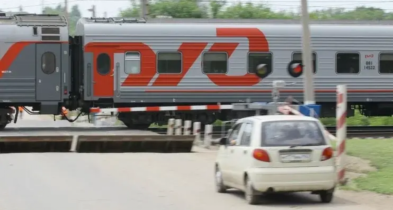 114-вагонный грузовой поезд столкнулся с легковушкой на переезде из-за нарушения ПДД