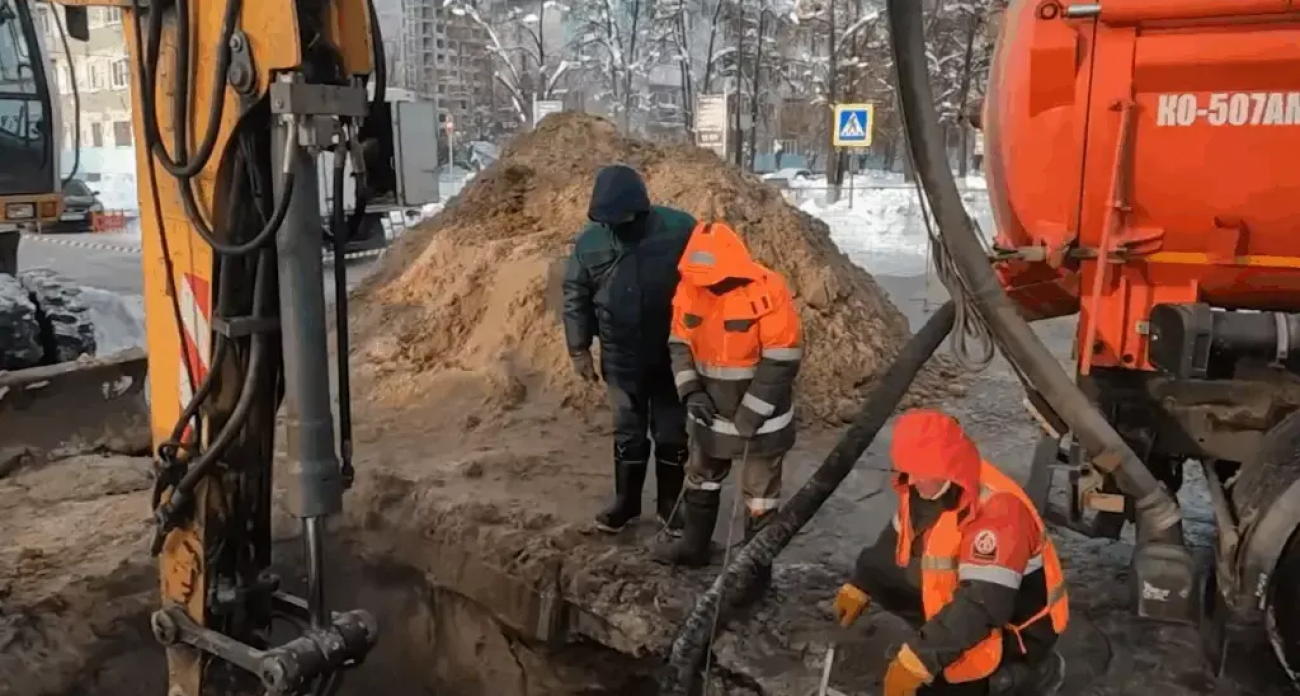 6 аварийных бригад против ледяного коллапса: водоканал Дзержинска наконец справился с каскадом прорывов