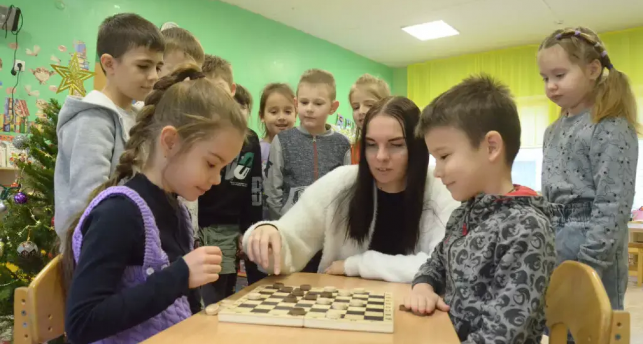 От пешек до побед: в 5 лет тюменским дошкольникам раскрывают шашечные секреты в школе Карпова