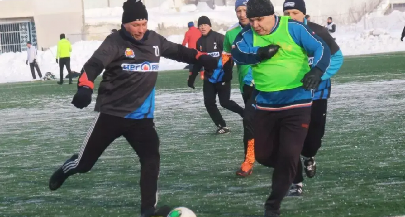 Мороз не помеха: 6 матчей без ничьих прошли в ветеранском футбольном первенстве Дзержинска