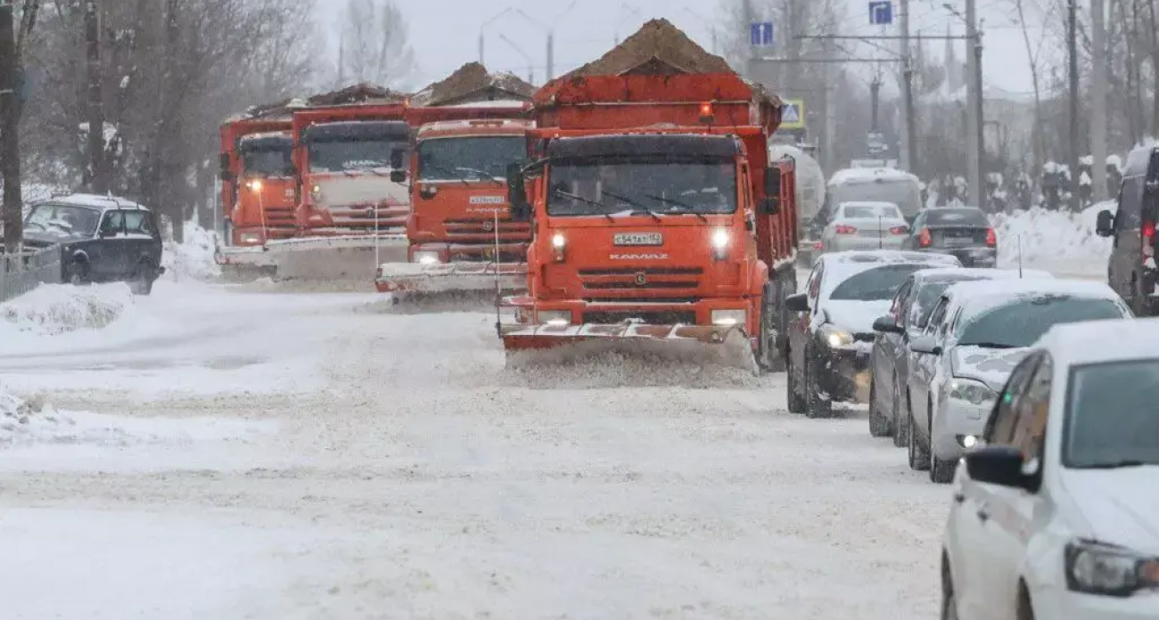 Снежный коллапс: 25 мм осадков за 3 дня парализовали Дзержинск, вынудив мобилизовать 50 единиц техники