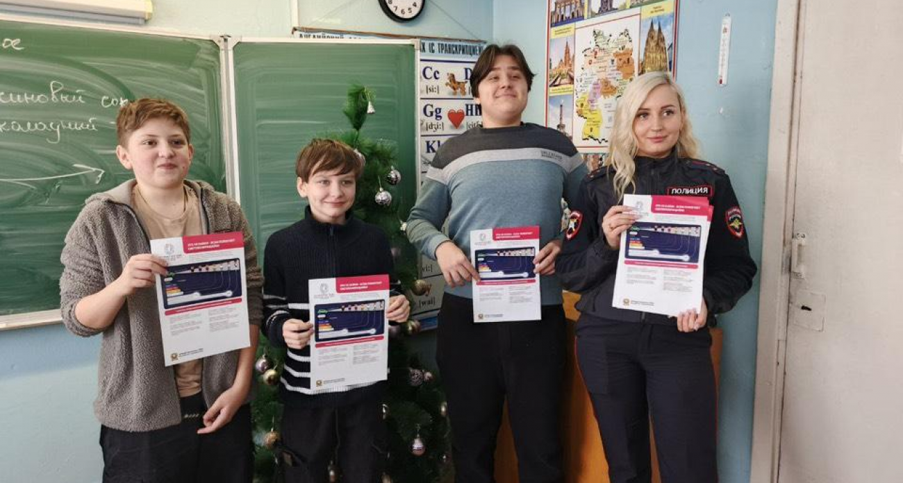 «Засветись в темноте»: инспекторы ГИБДД Дзержинска раскрыли школьникам секреты выживания на зимних дорогах