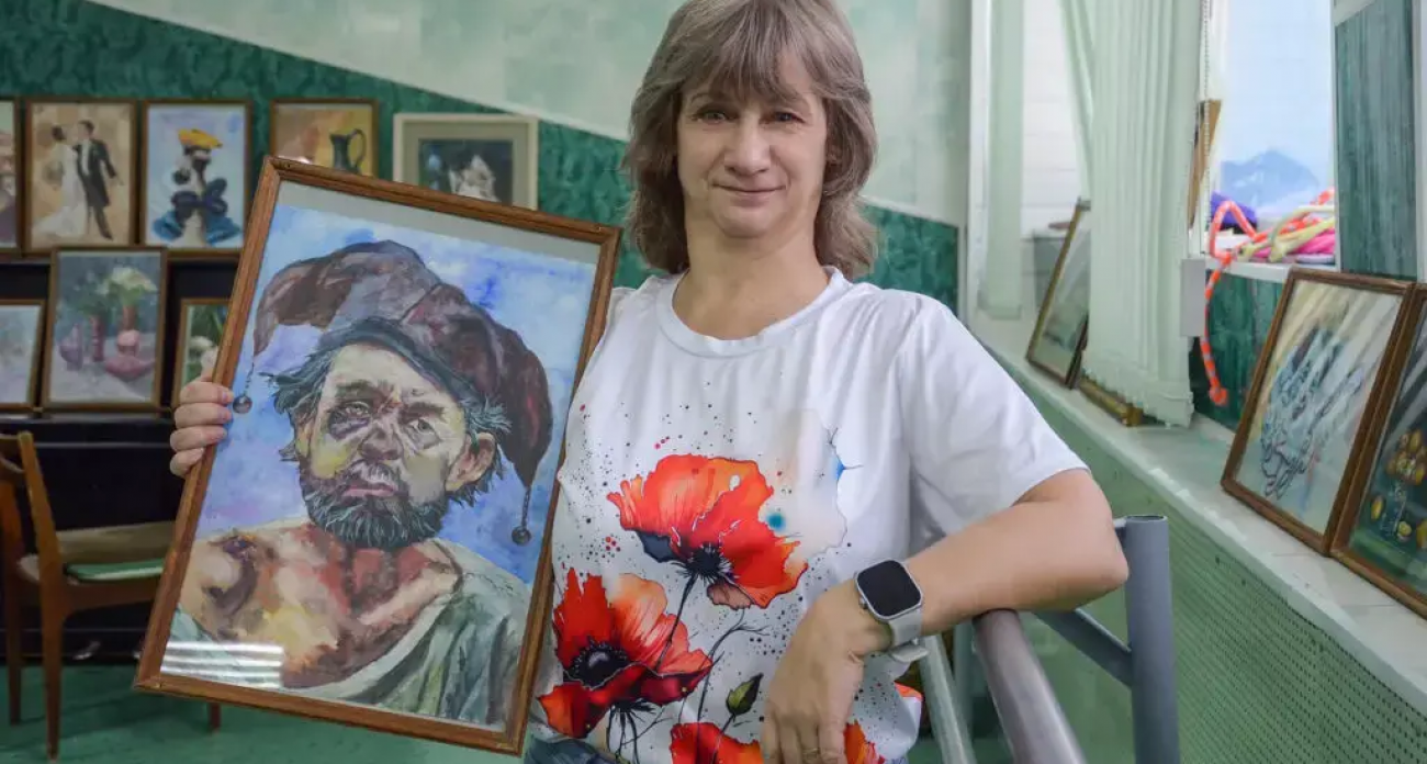 В 40+ жизнь с чистого холста: дзержинская художница с инвалидностью покоряет всероссийские конкурсы