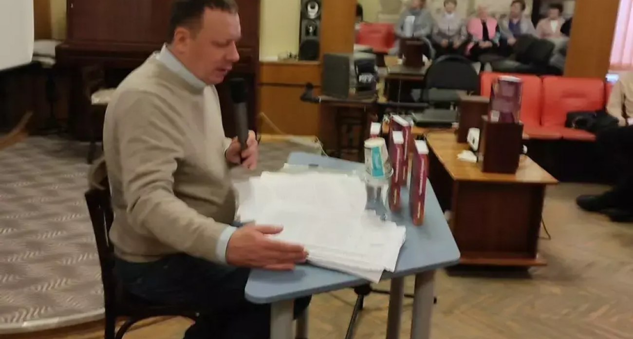 Шутка с намеком: депутат Иван Килин зашифровал реальные события Дзержинска в книге «Незнаев и его друзья»