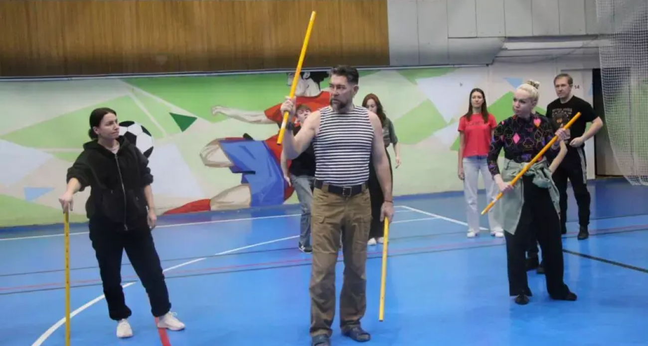 Магия пластики и жесткий тренинг: как актер Владислав Шкляев за два часа «перезагрузил» артистов Дзержинска