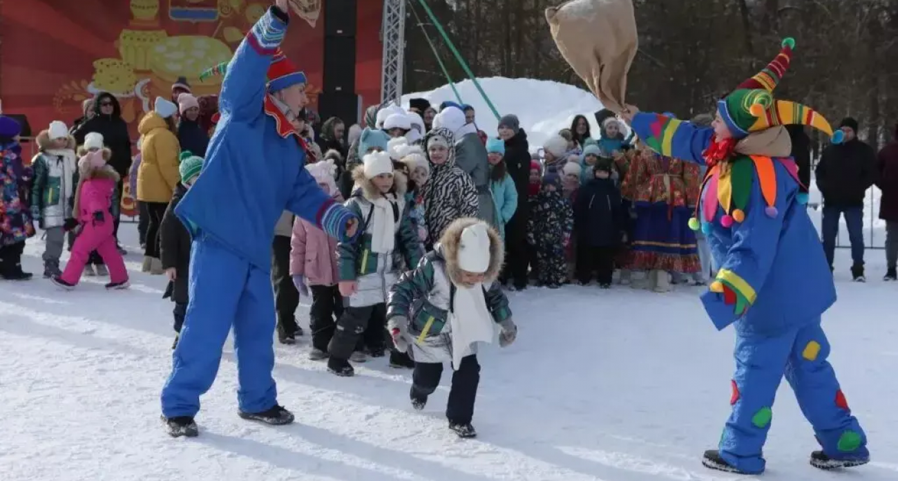 Валенкобол, мастер-классы и гигантский хоровод: 2000 дзержинцев с размахом проводили зиму в парках