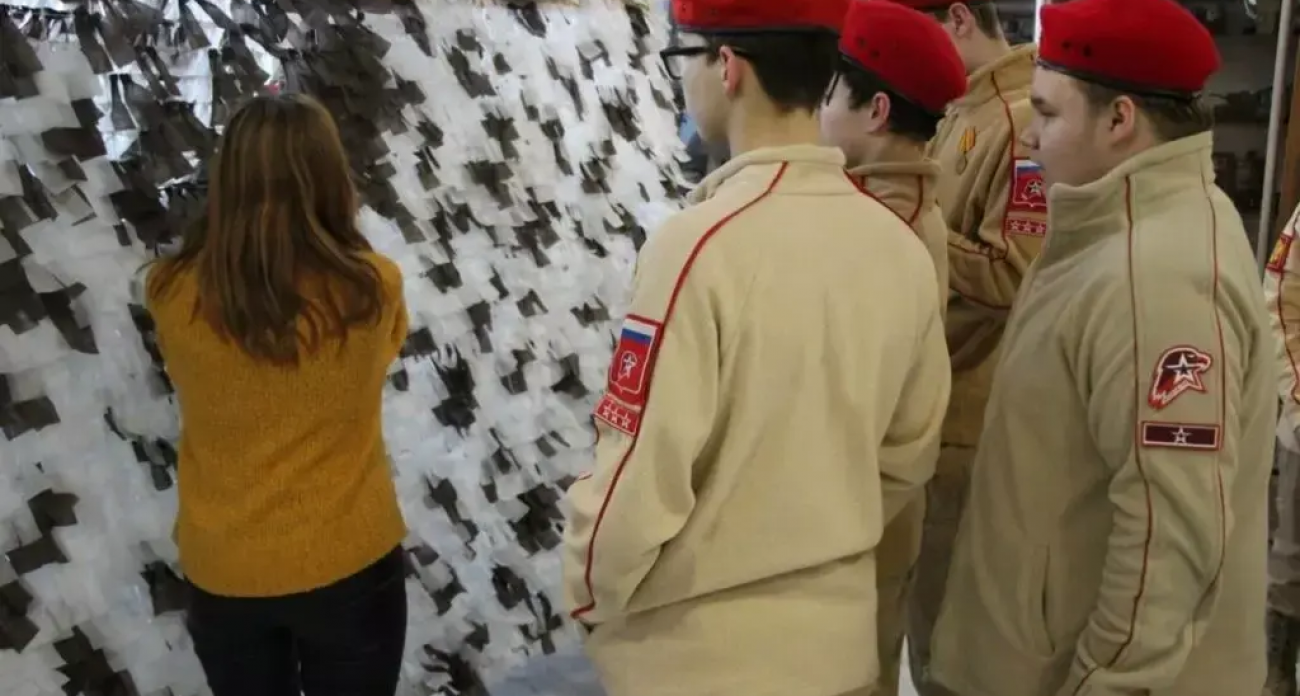 Каждый узелок — символ заботы: дзержинские школьники плетут сети для фронта