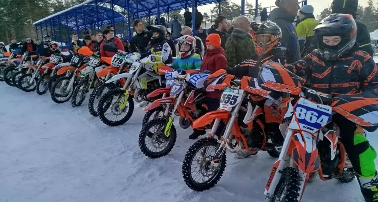 40 мотоциклистов от 8 до 64 лет сразились на зимней трассе