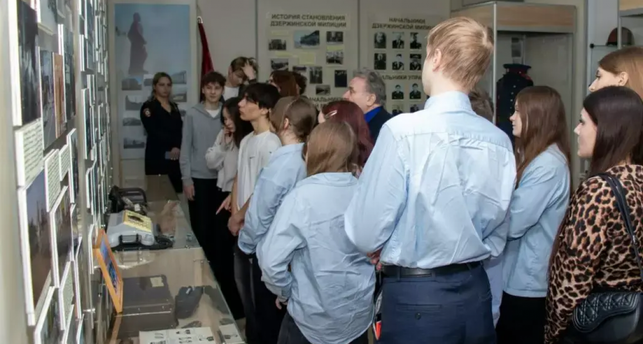 Полковник милиции показал школьникам уникальную коллекцию наград и архивов