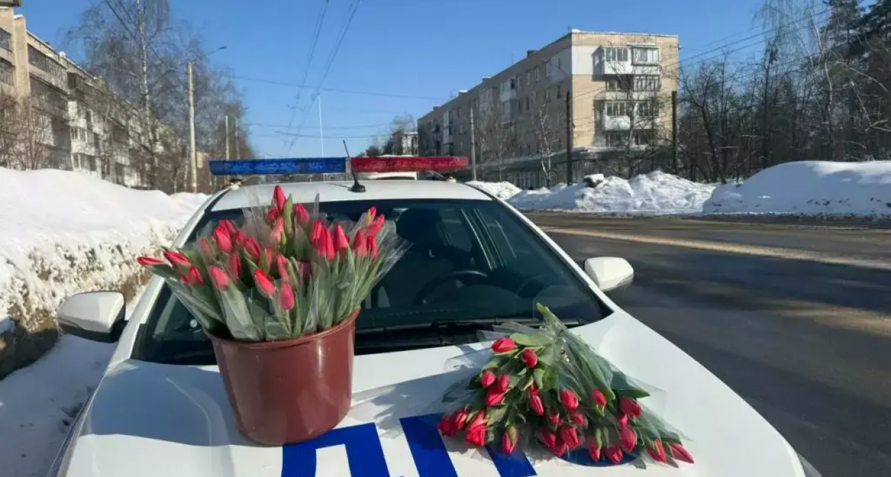 В Дзержинске ГИБДД останавливала женщин-водителей для особого сюрприза