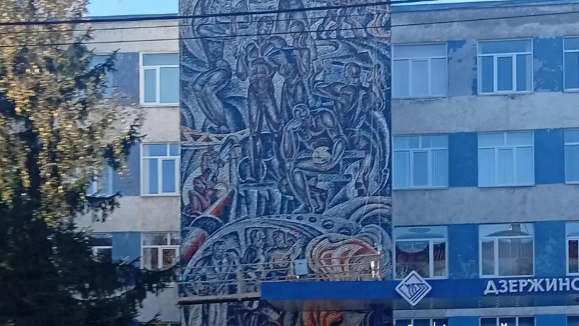 В Дзержинске готовятся отреставрировать советскую мозаику на фасаде политеха