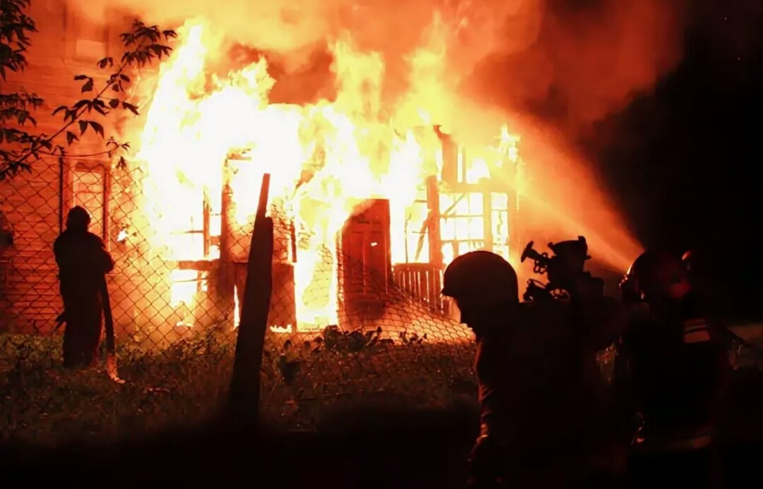 18 спасателей тушили горящий жилой дом в Дзержинске