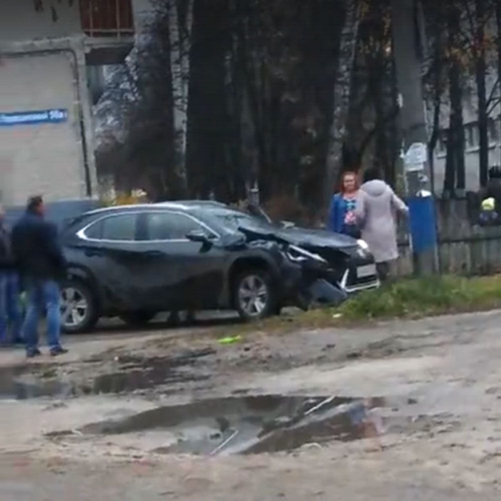 Сэкономила электроэнергию: пьяная автоледи врезалась в столб и обесточила несколько домов в Дзержинске (ВИДЕО)