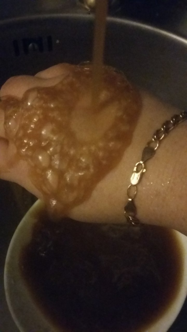 Непонятная жижа течет из водопроводных кранов Дзержинцев