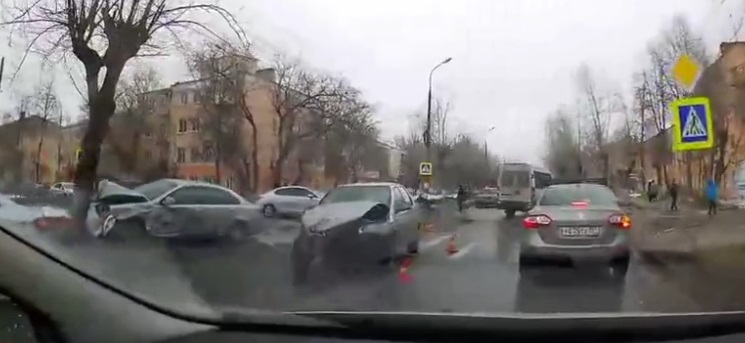 Иномарка и полицейский Fiat не смогли разъехаться на одном из перекрестков Дзержинска (ВИДЕО)