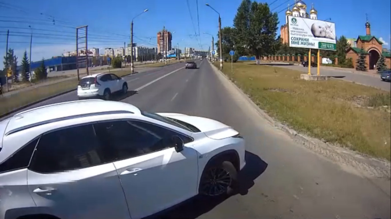Неопытный или наглый: водитель иномарки развернулся перед другой машиной (ВИДЕО)