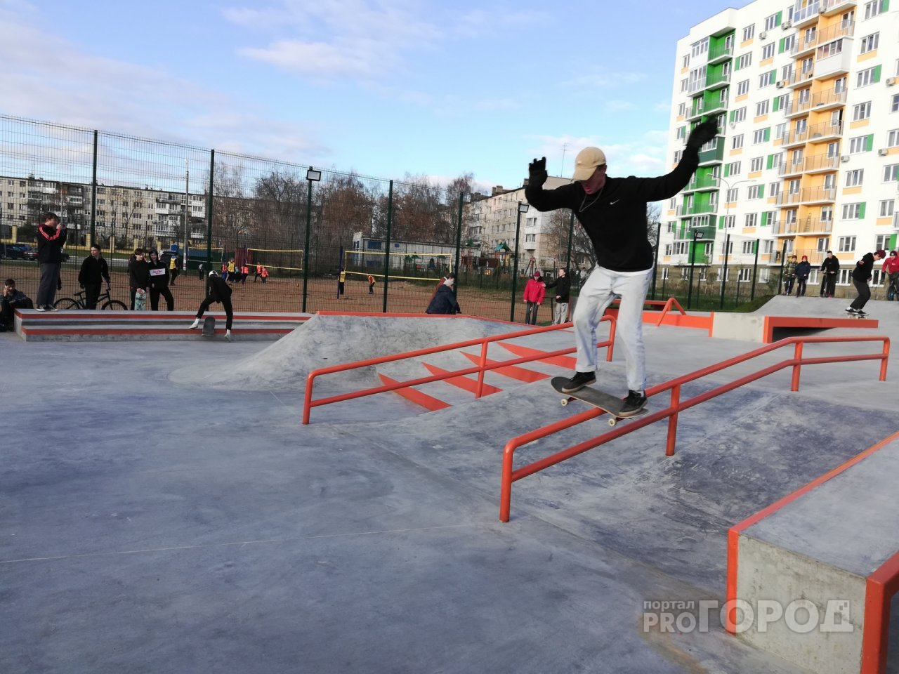 С громкой музыкой и радостными лицами: в Дзержинске открылся первый скейт-парк
