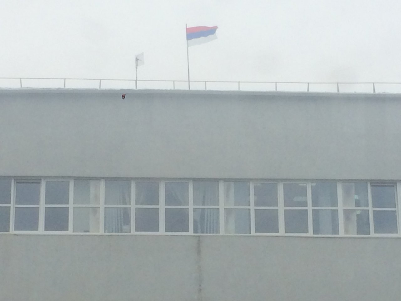 Кто-то распускает слухи: подробности о флаге Сербии на здании дзержинской администрации (ВИДЕО)
