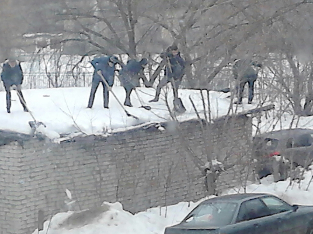Школьников заставили чистить снег на крыше в Дзержинске (ВИДЕО)